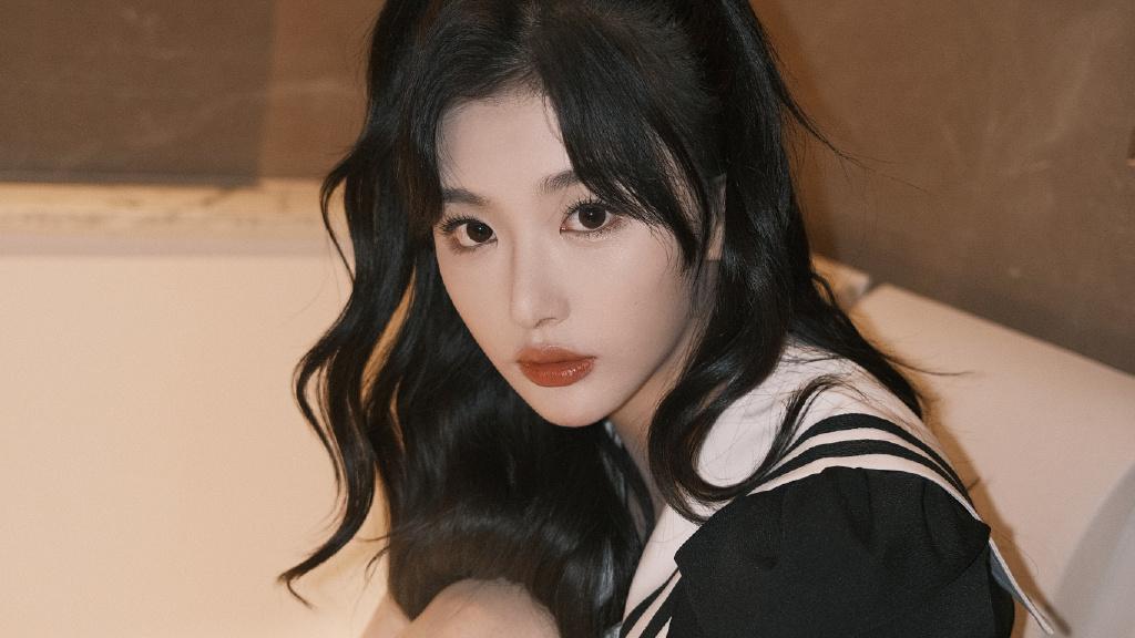 孔雪儿穿水手服拍浴缸照 清纯少女感拉满