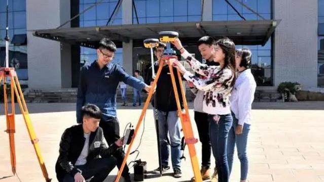 社保|本科生下厂拧螺丝“隐瞒”学历，并非扮猪吃老虎，实际原因很无奈