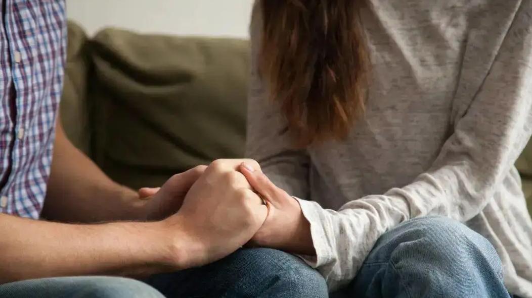 广西百色，杨某无意间看到了妻子的手机，里面有妻子和另一男子的聊天记录