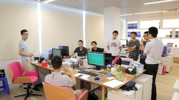 大学生|降薪之后下属集体摆烂，下班之后好像不在服务区，经理被上下夹击