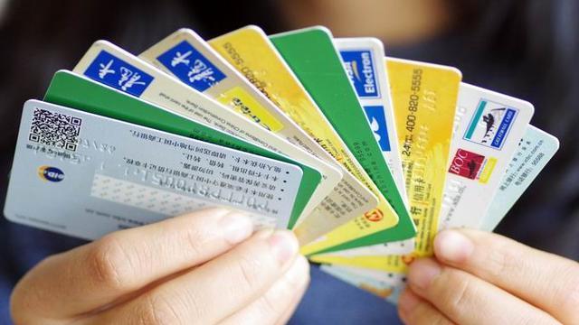 河南邓州，老李突然发现银行卡少了72800元