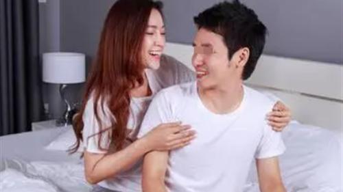 2020年广东一少妇在家与情人偷情，被丈夫捉现行，因一句话酿血案