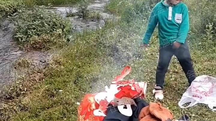 妈妈已经死了！男子带女儿烧前妻衣物还哈哈大笑，离婚之后成仇人