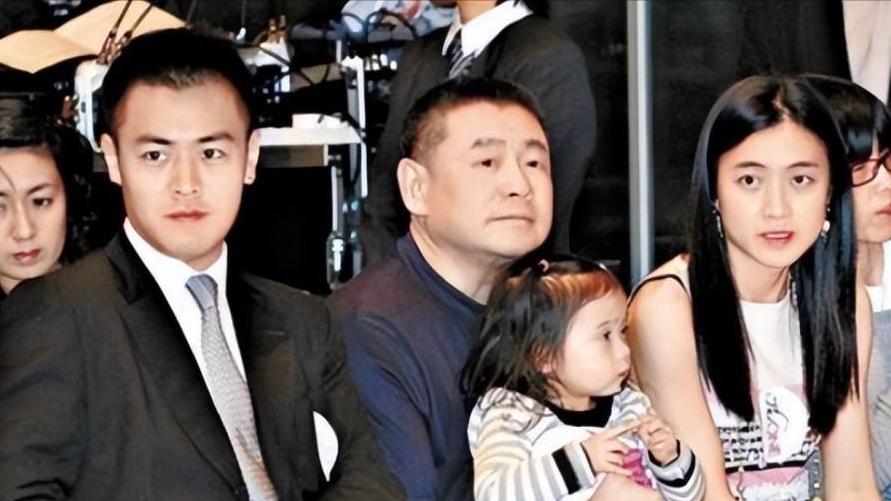 刘鸣炜|甘比疑似要当奶奶，刘鸣炜现身母婴店自拍，被猜测要有孩子了