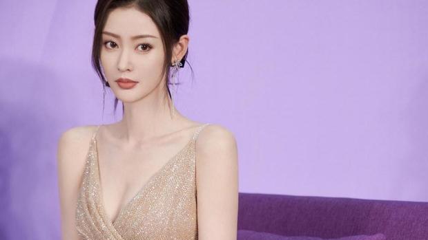 张天爱|张天爱录制综艺，扎起丸子头少女感很足，但受感情影响神情憔悴