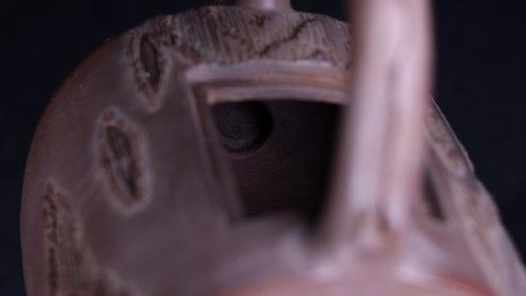 紫砂|回流：老紫砂树桩形提梁壶。