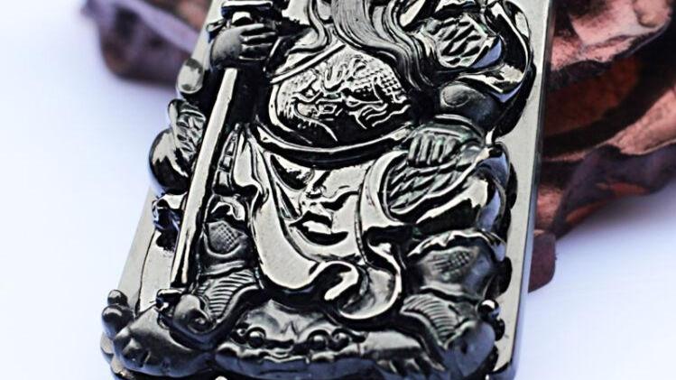 翡翠手镯|翡翠关公正气凛然，有哪些寓意，又有哪些忌讳呢？