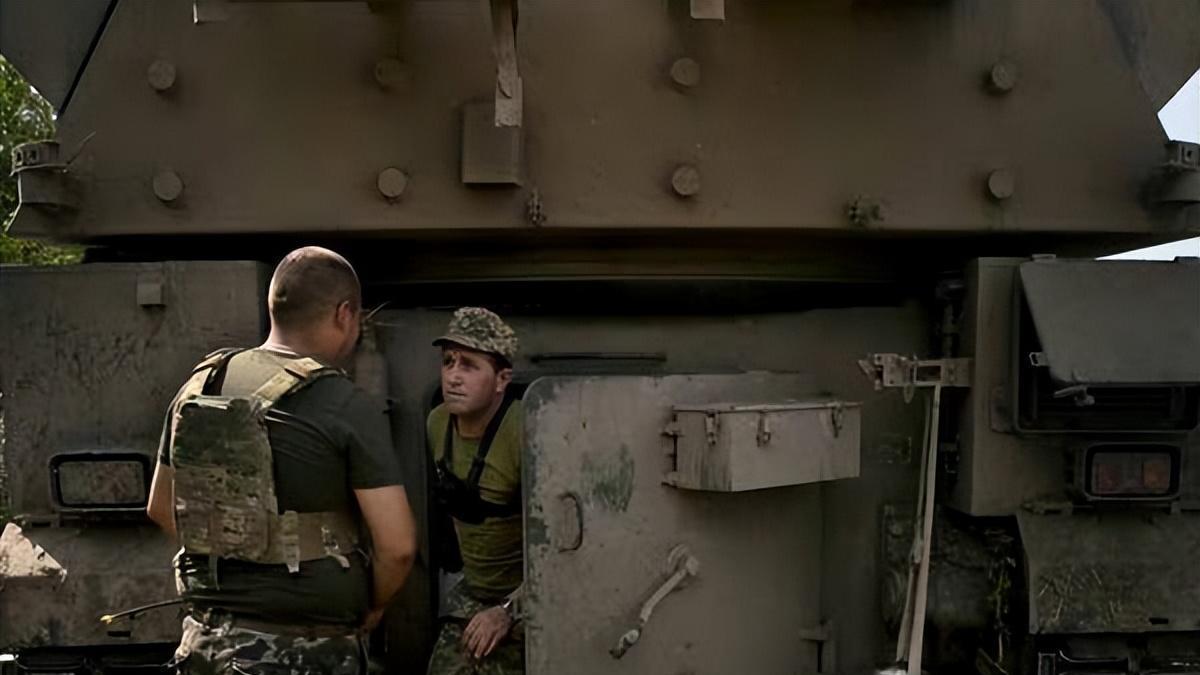 乌军内部真有武器黑市：卡车换坦克？不行，得再加一打反坦克导弹