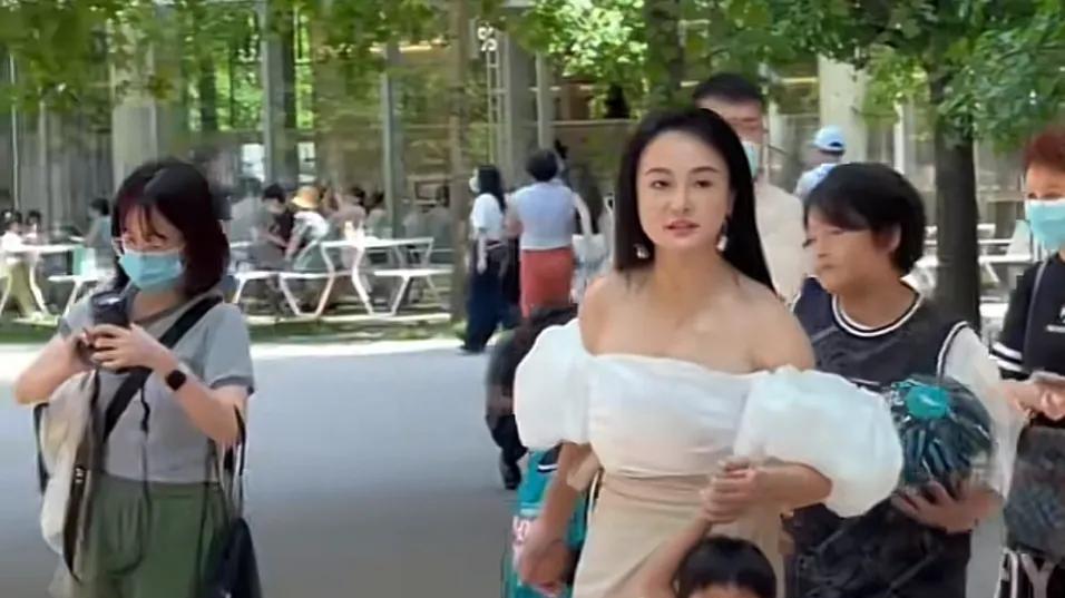 冉莹颖|冉莹颖因为穿着，引发争议！