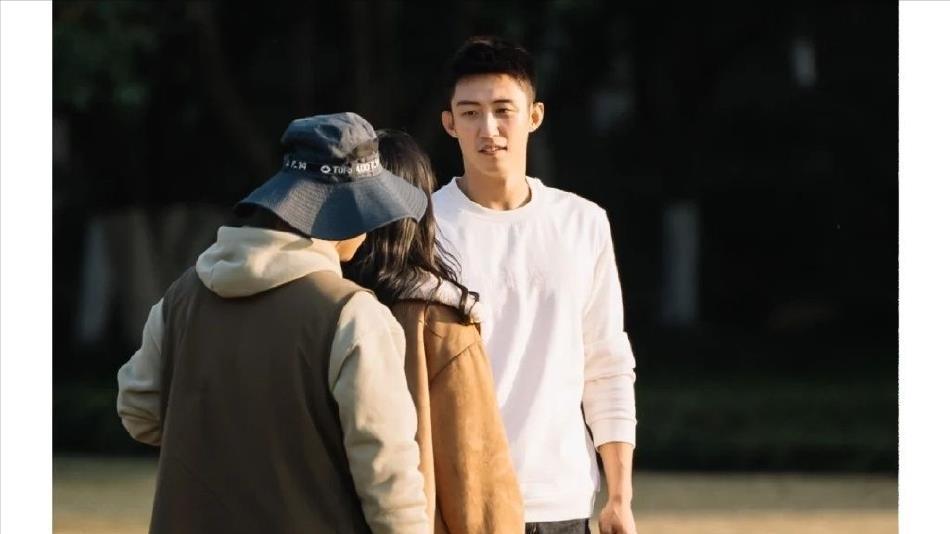 黄景瑜|《他从火光中走来》剧照曝光，黄景瑜张婧仪露营烧烤，美感十足