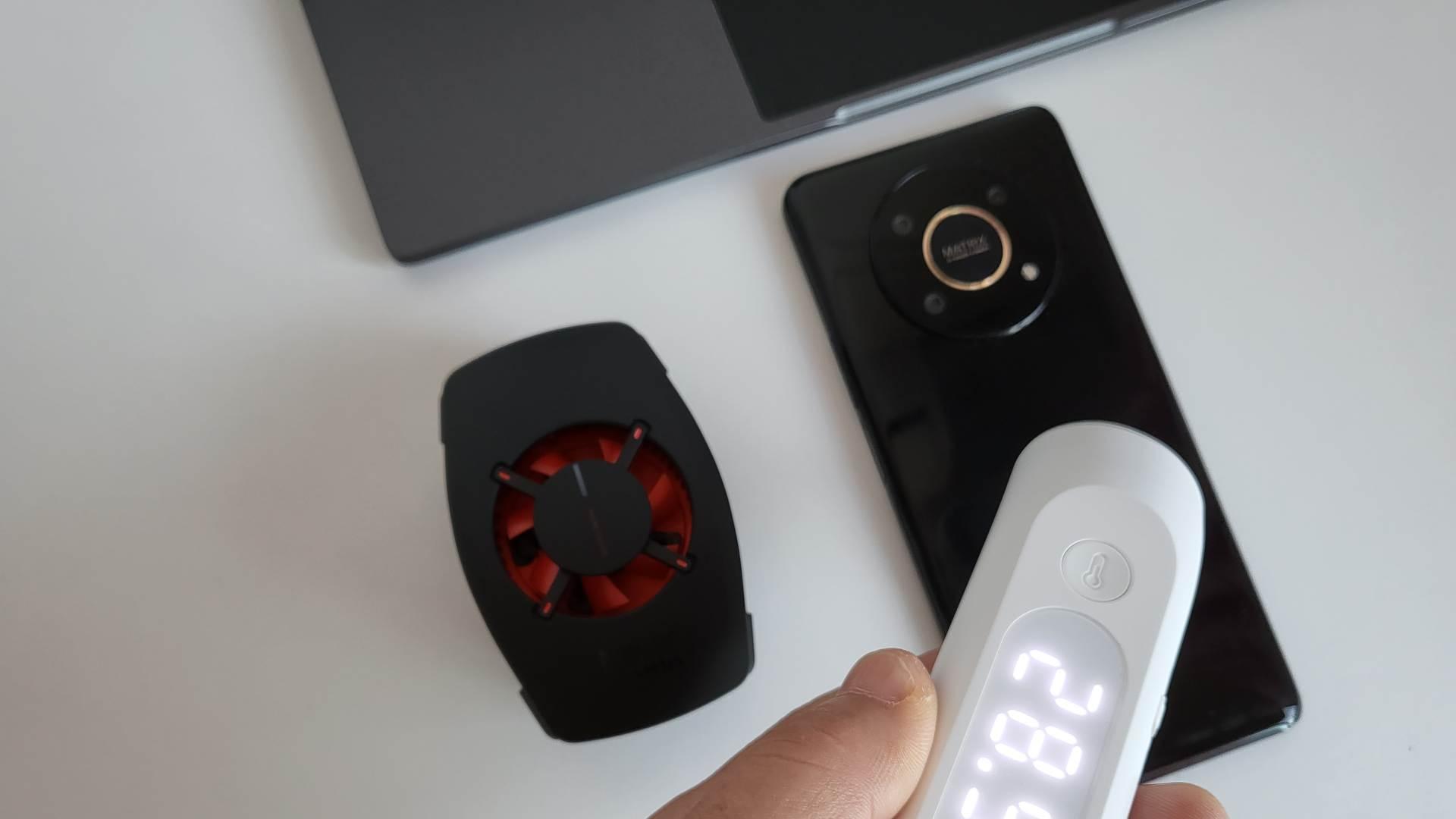 |火龙888遇到克星了！一加18W冰点散热背夹体验～这才是最好的外挂