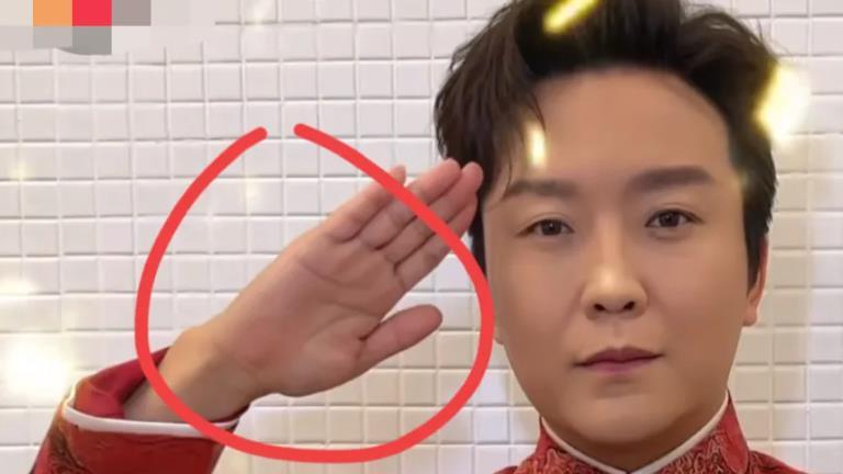 李玉刚|李玉刚国庆节穿唐装行军礼，引发部分网友不满，评论区一片辱骂声