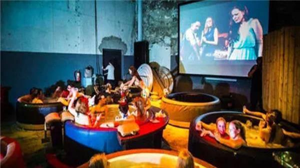 电影院|荷兰到底多“开放”？电影院内不设座位全是洗澡池，网友：顶不住