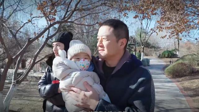 李亚鹏|李亚鹏与小娇妻带娃出游，一家三口高调秀幸福，女儿单眼皮像妈妈