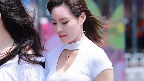 鬼泣|气质女生的职场穿搭，修身白T搭配半身裙，打造靓丽造型