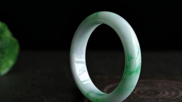 翡翠手镯|哪种翡翠手镯是好的？色调对手镯有多大干扰？翡翠手镯色调盘点