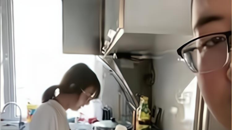 男子偷拍老婆做手工馒头，全程表情痛苦不敢吱声，结局让网友笑喷