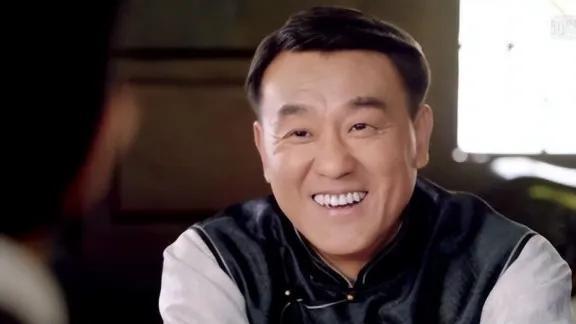 何冰|何冰：娶同桌为妻，钱也归她管，一心一意爱了24年