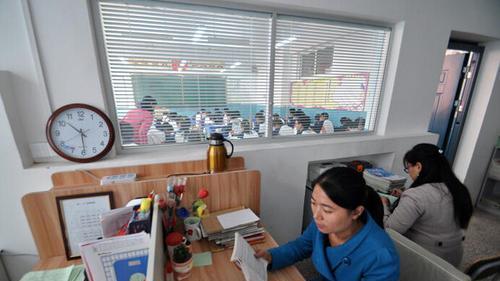 |教室变办公室，老师和学生零距离，领导“脑洞”还能有多大？