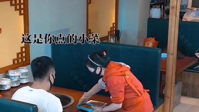 一男子结账时故意把钱扔在地上，被老板娘当面训斥，网友：太解气