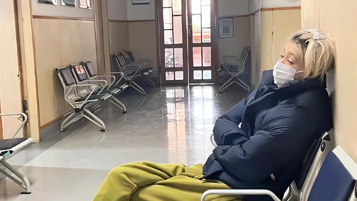 王悦伊|王悦伊因病紧急入院！头发凌乱脸色苍白，华晨宇疑陪伴在侧