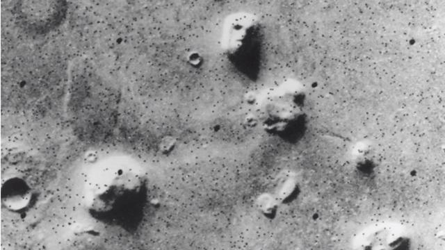 美国宇航局调查火星探测器采样系统上的神秘物体