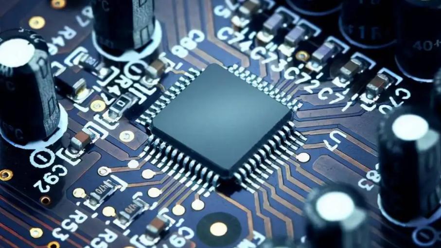 芯片|恶果来了！中企砍单430亿颗芯片，美国搬起石头砸了自己的脚