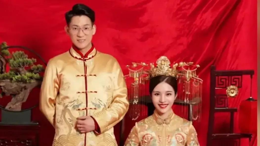 一女子在结婚两年后，无意中经过以前结婚办酒席的酒店楼下，没想到却看到了自己当年结婚