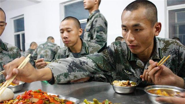 日本自卫队和韩军伙食比寒酸，印度：你们好歹吃的是阳间的食物