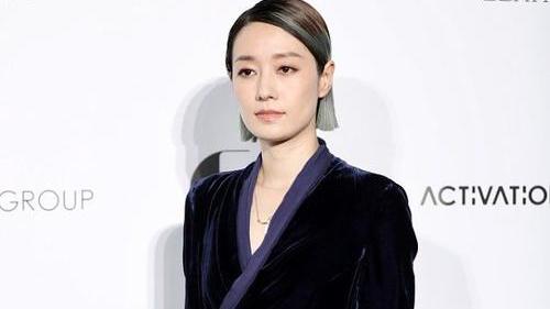 面膜 马伊琍美出新高度，一身蓝色连体裤摩登酷飒，绿色发型夺目吸睛