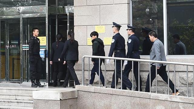 ?“三天两头给我戴绿帽！”贵州一男子站在街头打老婆，女子求原谅