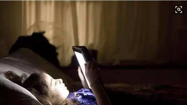 经常在睡前玩手机的人，不出半月，7件“麻烦事”可能悄悄临门