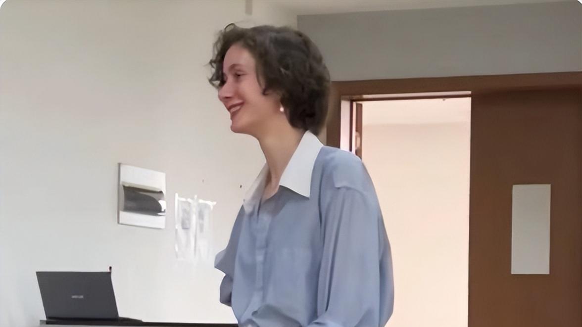 杭师大 杭师大现美女英语外教，短发红唇好似电影女主角，学历更是不一般