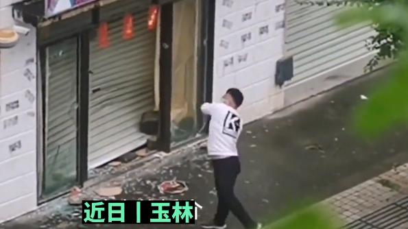广西街头，男子用石头怒砸婚介所，边砸边骂，路人称：人财两空