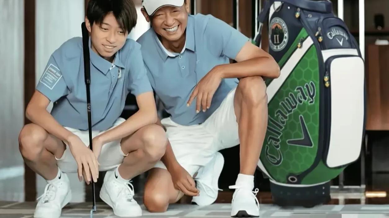 王志文|王志文和儿子同框参加活动，父子长相一模一样！