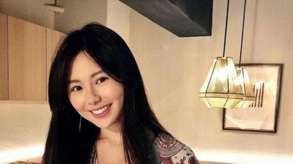 赖弘国|赖弘国晒爸爸在家逗小孩照片，并为妻儿置换豪车，和妻子感情甜蜜