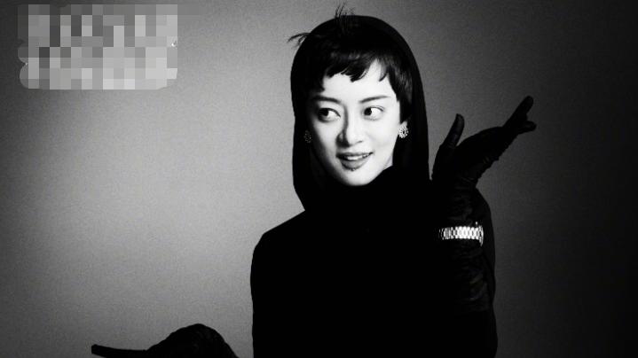 孙俪|40岁孙俪晒时尚美照！大秀火辣身材太抢镜，俏皮可爱保养好