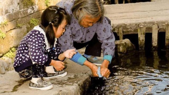 丈母娘让我给我女儿交学费，我把钱转了过去，隔天她把钱退了回来