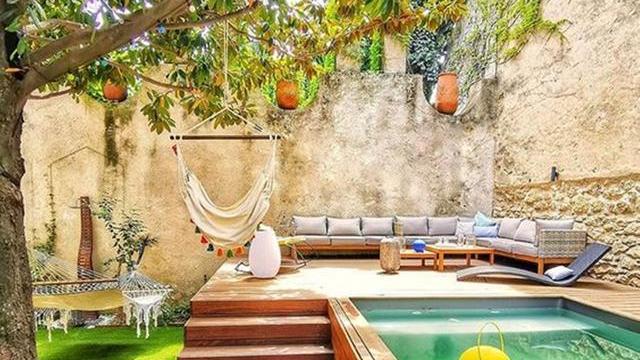 是时候把浴缸挪到院子里了！没有泳池，在这泡澡一样，真的很凉快