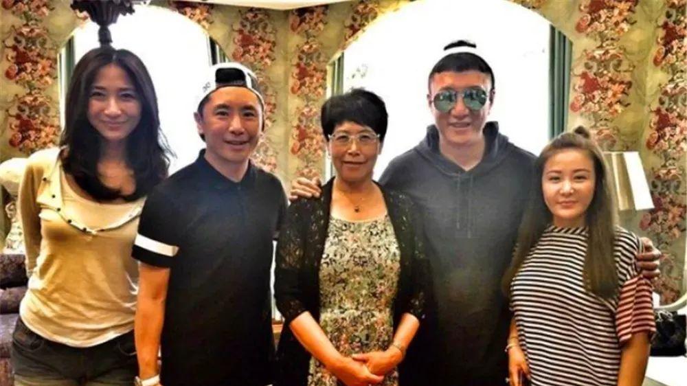 姜鹏|姜鹏直播把10万的茶叶标价998元，一分钟卖2万套，妻子哭着喊赔钱