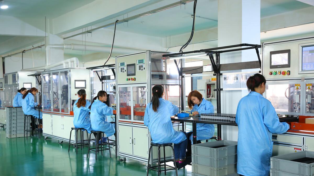 小区发现“阳”就静默，富士康却能加薪继续开工？