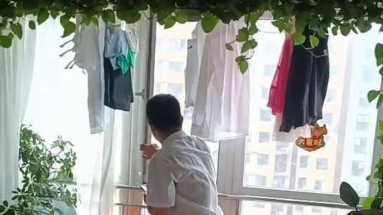 百誉方略快讯：福成物业维护部主管提醒业主家装阳台窗户安全锁扣