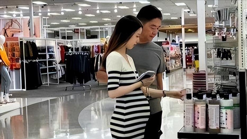 章泽天|刘强东“饭局案”尘埃落定，奶茶妹挺大肚子助威，两人法庭秀恩爱