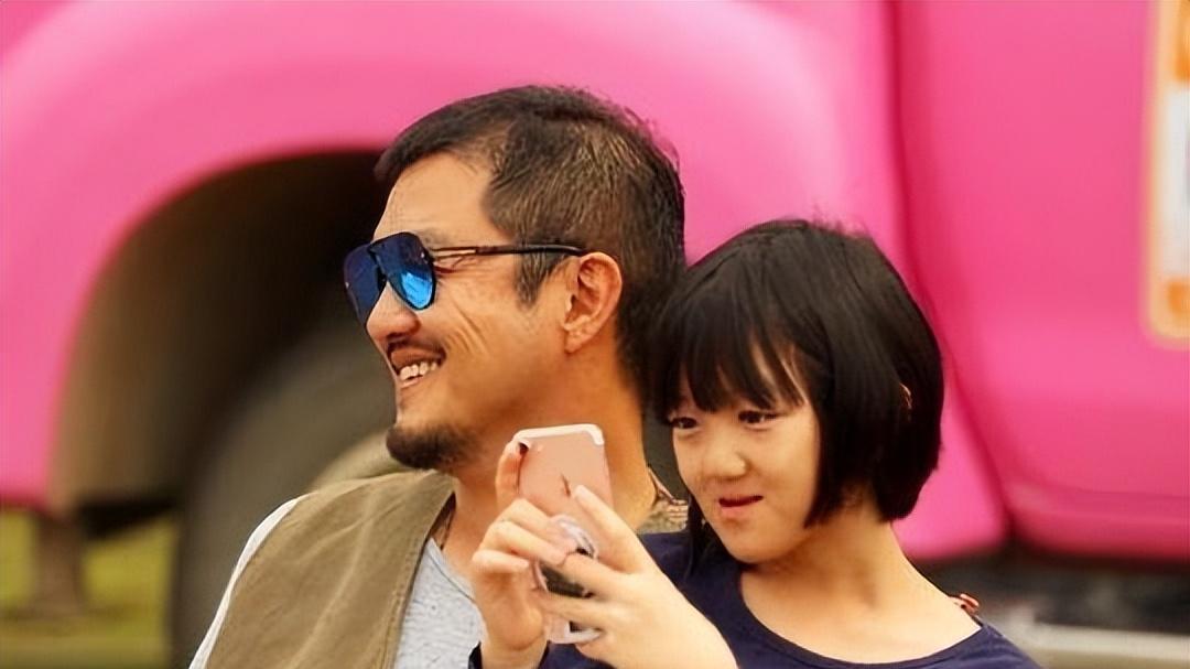 淡妆 16岁李嫣近照曝光！红唇粉底妆容艳丽，白得发光模样气质大变