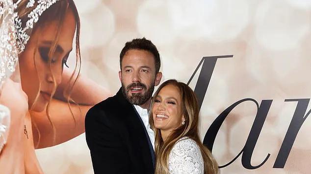 本·阿弗莱克|50岁的本·阿弗莱克和前妻詹妮弗·加纳接儿子放学，两人状态都绝佳