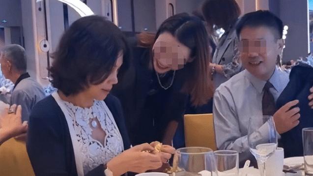 钟楚曦|蹭不进的圈子，就别蹭了！董明珠一张婚宴私照流出，打脸多少人？