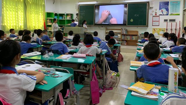 丈夫去世，妻子抛弃儿子离家出走10年，得知儿子有房了回家夺子