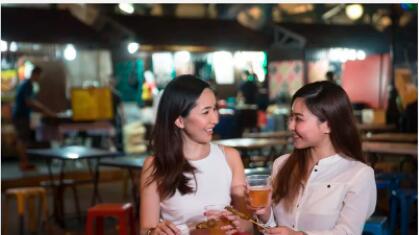 手机被老太太捡到，承诺给1000却临时反悔，一气之下把手机给砸了