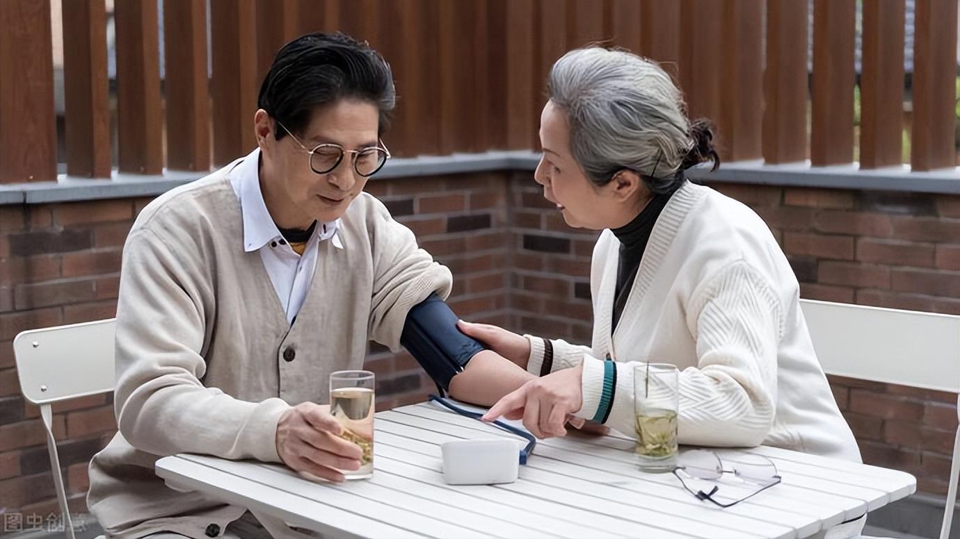 年纪大了，手里的存款该给子女保管吗？65岁大爷后悔：都打水漂了