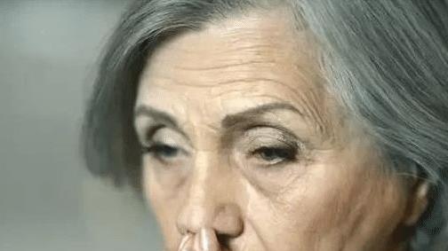 回顾：“家人要求撤掉呼吸机时，她眼含泪水，一直摇头”